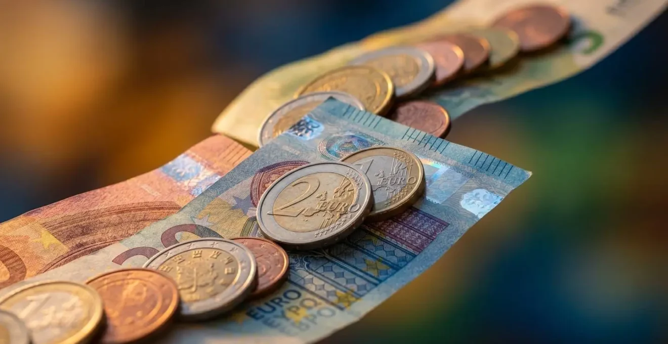 Vue macro de billets euros et pièces illustrant les flux de trésorerie d'une entreprise