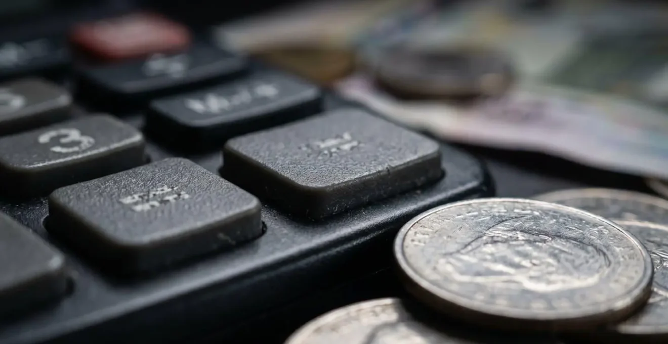 Vue macro d'une calculatrice, symbolisant le calcul précis de la rentabilité d'un projet.