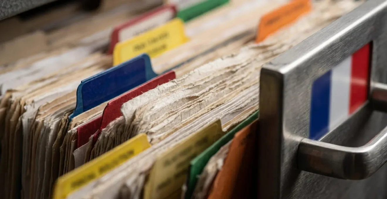 Bureau avec dossiers fiscaux organisés et classeurs de comptabilité