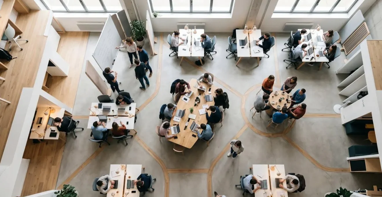Vue aérienne d'entrepreneurs connectés formant un réseau dynamique dans un espace de coworking