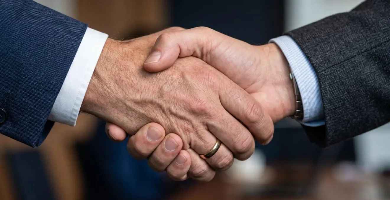 Réunion d'investisseurs dans une salle de conférence moderne pour une levée de fonds